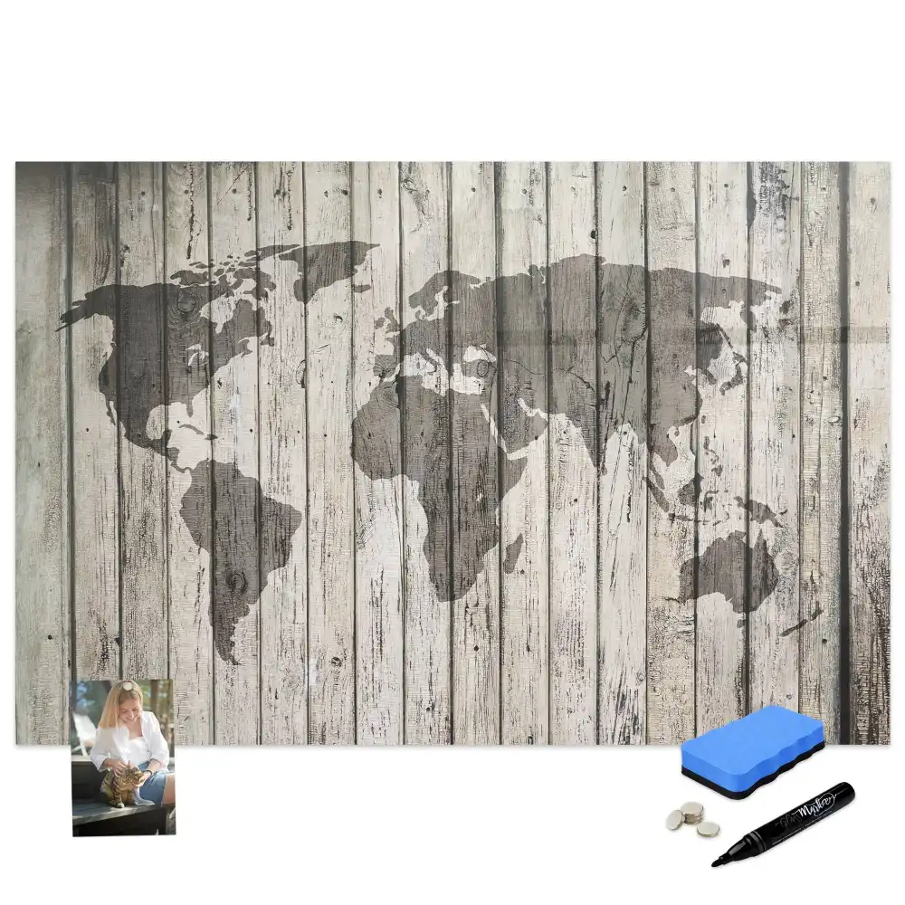 Tableau blanc magnétique effaçable à sec représentant une carte du monde sur fond de table en bois