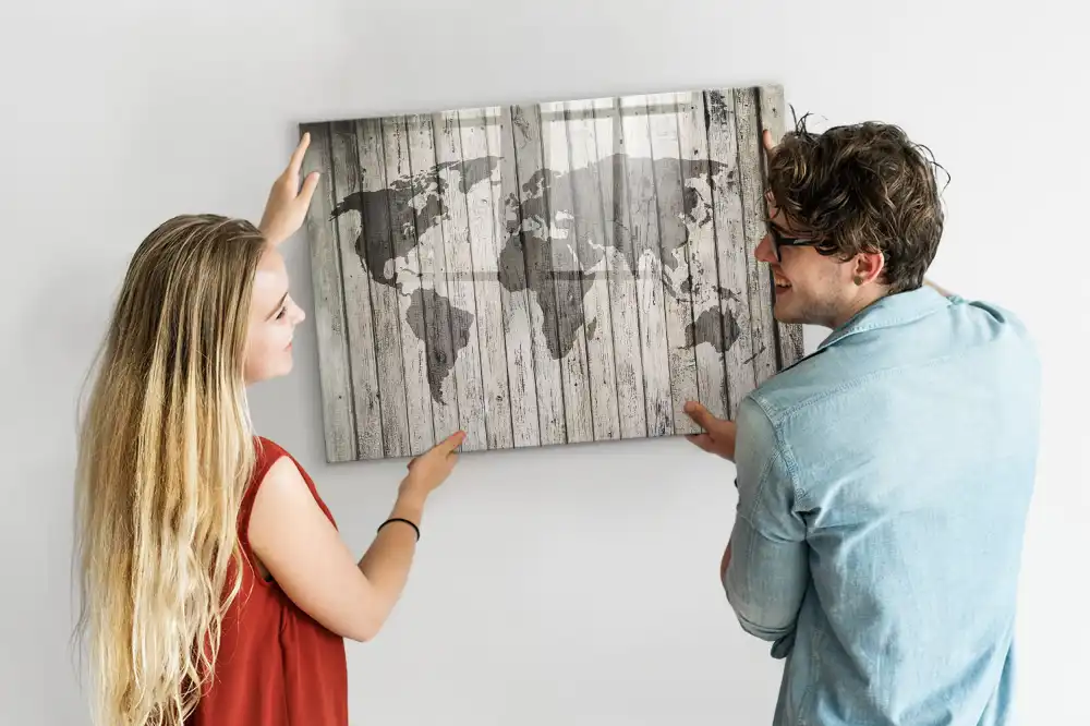 Tableau blanc magnétique effaçable à sec représentant une carte du monde sur fond de table en bois