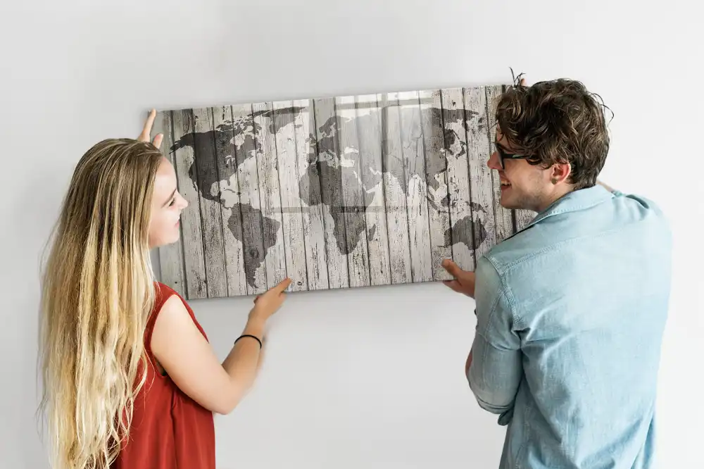 Tableau blanc magnétique effaçable à sec représentant une carte du monde sur fond de table en bois
