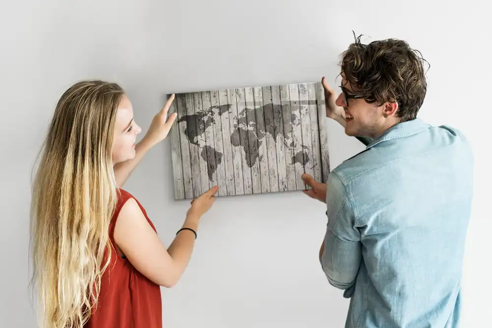 Tableau blanc magnétique effaçable à sec représentant une carte du monde sur fond de table en bois