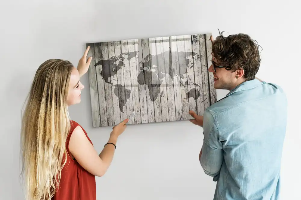 Tableau blanc magnétique effaçable à sec représentant une carte du monde sur fond de table en bois