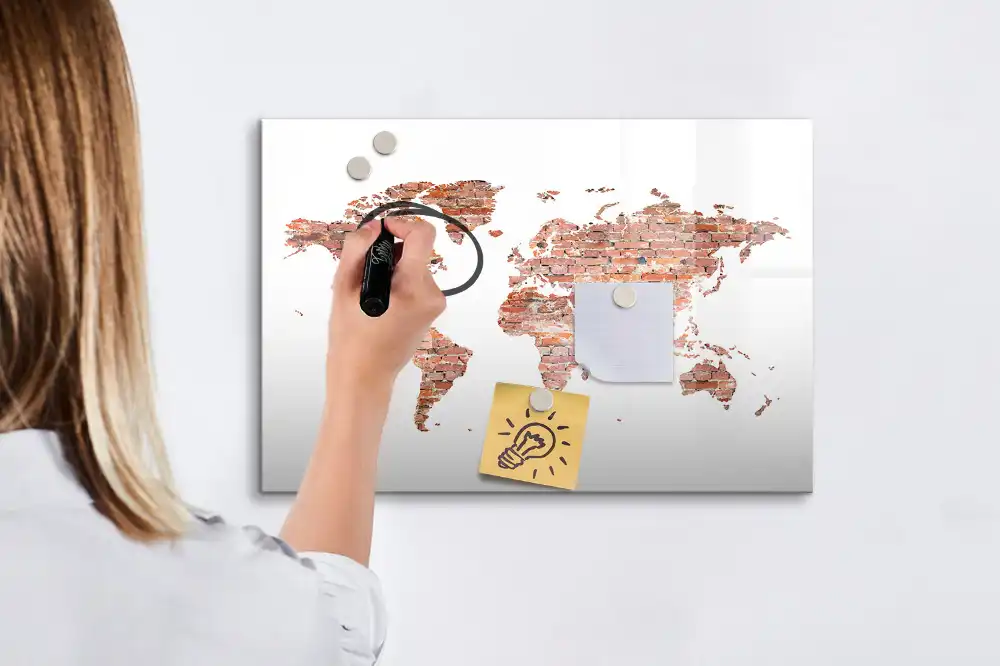 Tableau magnétique pour écriture avec fond motif briques et carte