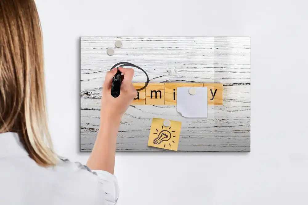 Tableau magnétique pour messages familiaux