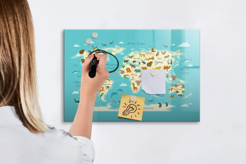 Tableau blanc magnétique effaçable à sec illustré avec la carte du monde des animaux