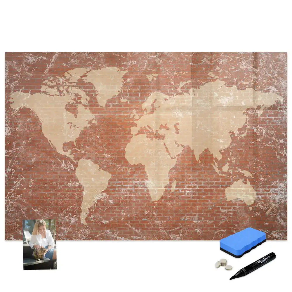 Tableau blanc magnétique effaçable à sec avec carte des continents sur fond mur de briques