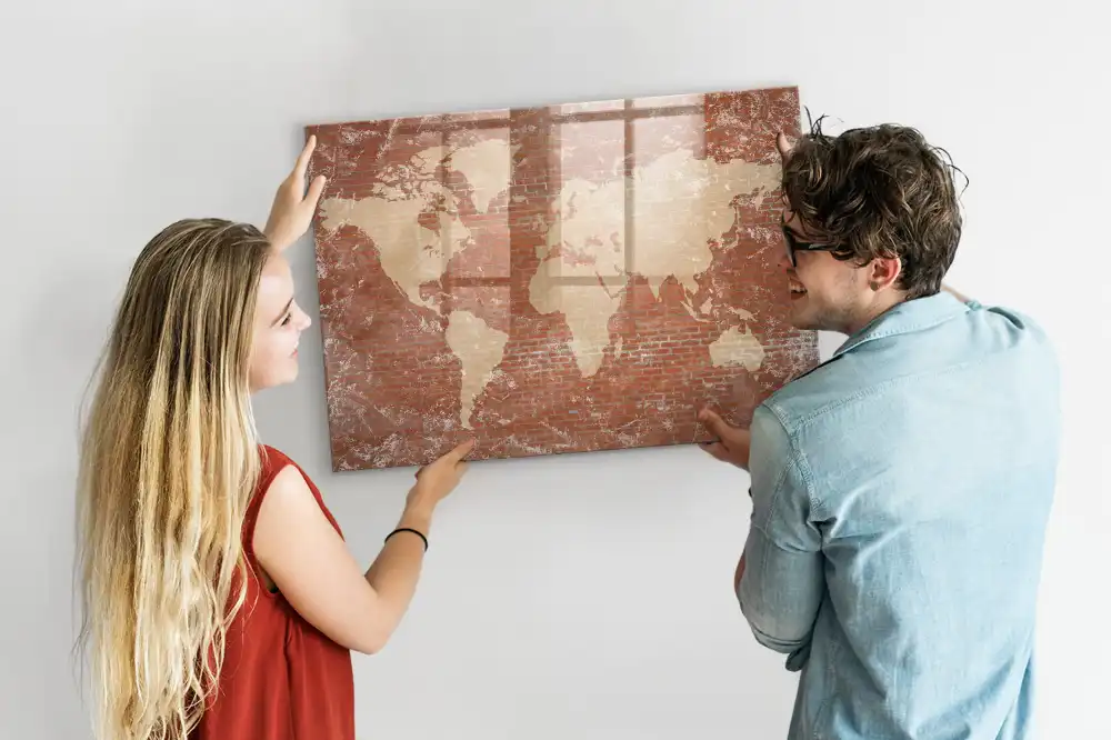 Tableau blanc magnétique effaçable à sec avec carte des continents sur fond mur de briques