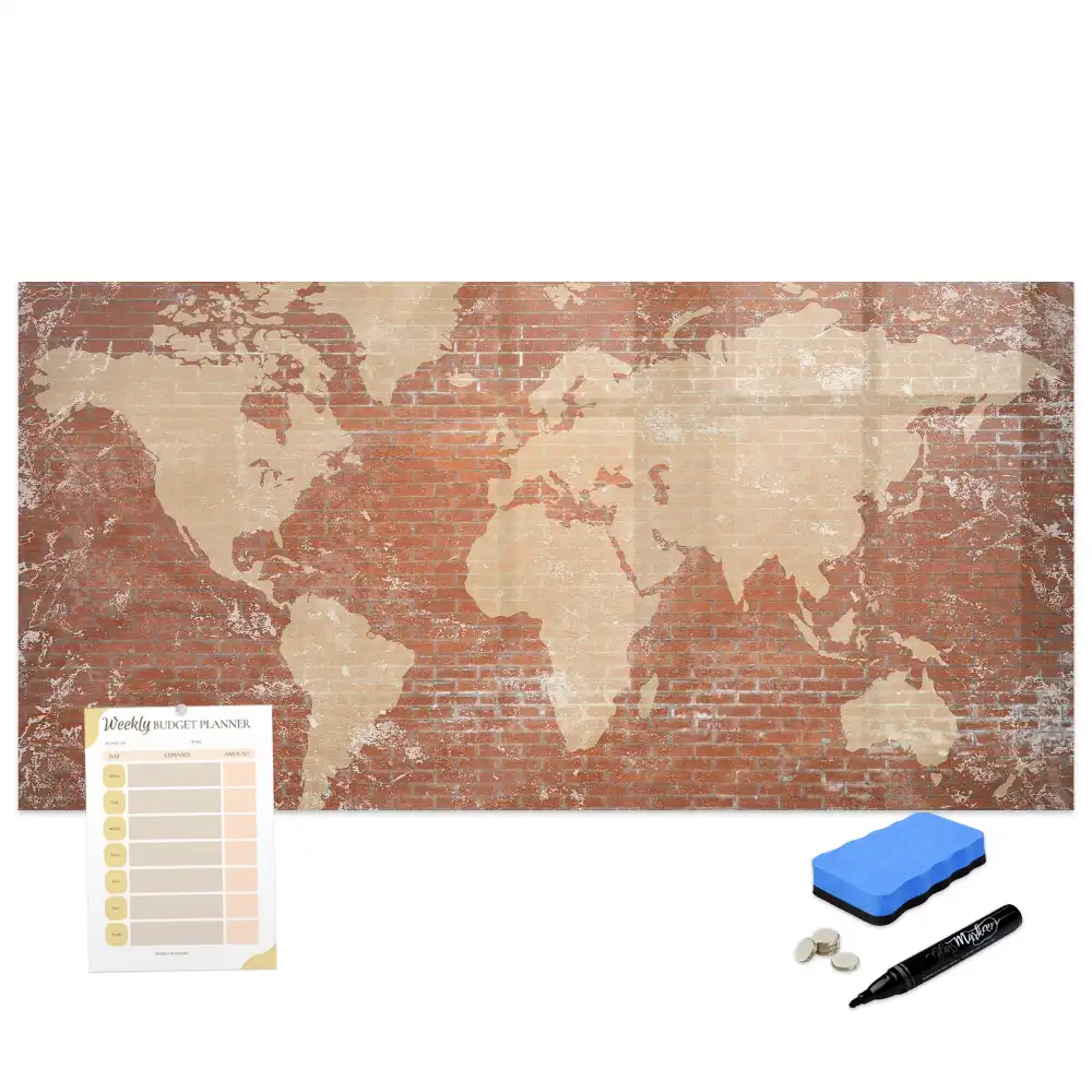 Tableau blanc magnétique effaçable à sec avec carte des continents sur fond mur de briques