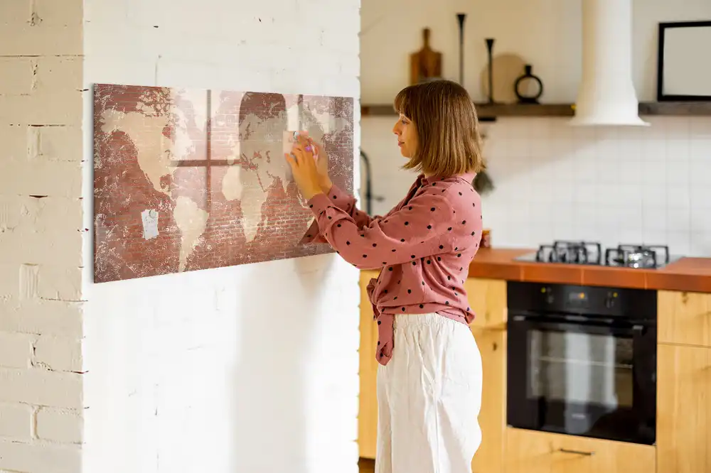 Tableau blanc magnétique effaçable à sec avec carte des continents sur fond mur de briques
