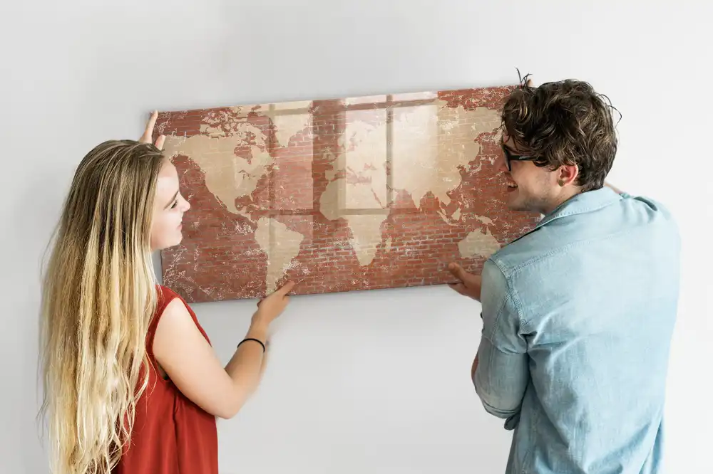 Tableau blanc magnétique effaçable à sec avec carte des continents sur fond mur de briques