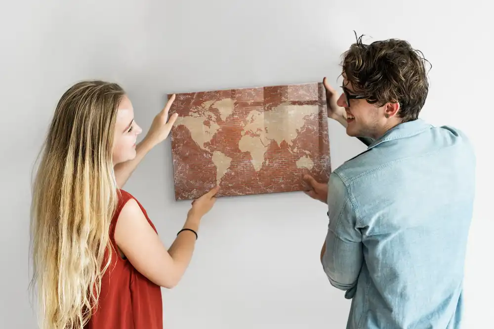 Tableau blanc magnétique effaçable à sec avec carte des continents sur fond mur de briques