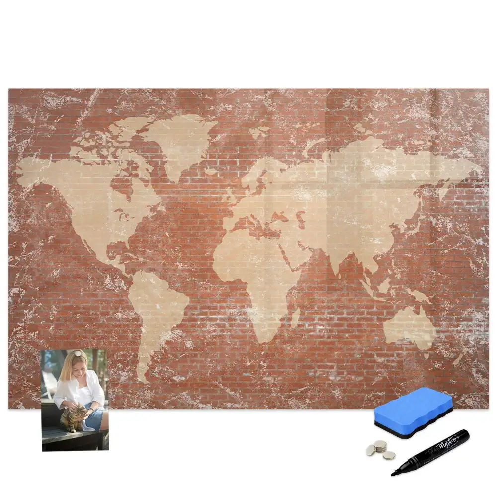 Tableau blanc magnétique effaçable à sec avec carte des continents sur fond mur de briques
