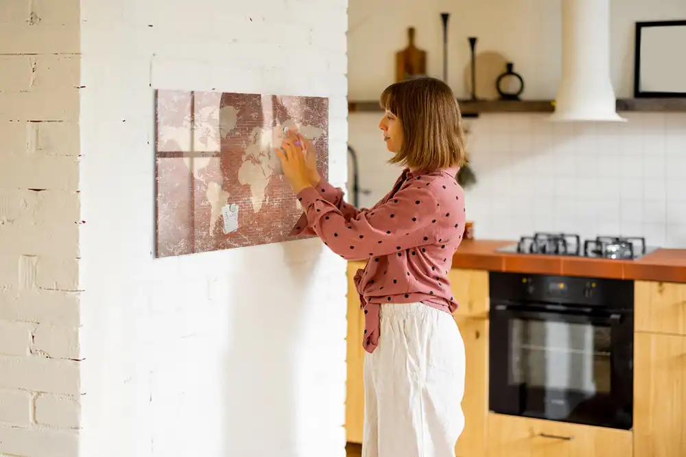 Tableau blanc magnétique effaçable à sec avec carte des continents sur fond mur de briques