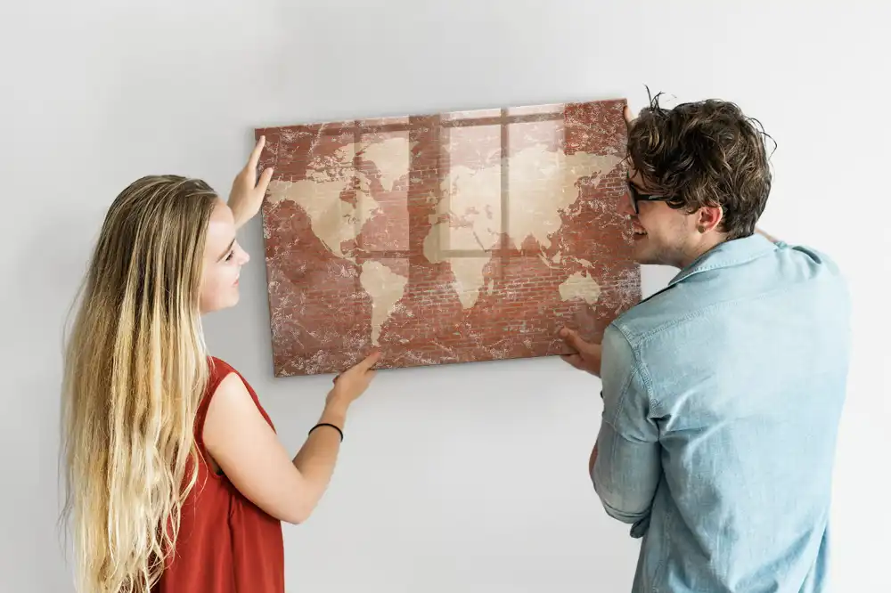 Tableau blanc magnétique effaçable à sec avec carte des continents sur fond mur de briques
