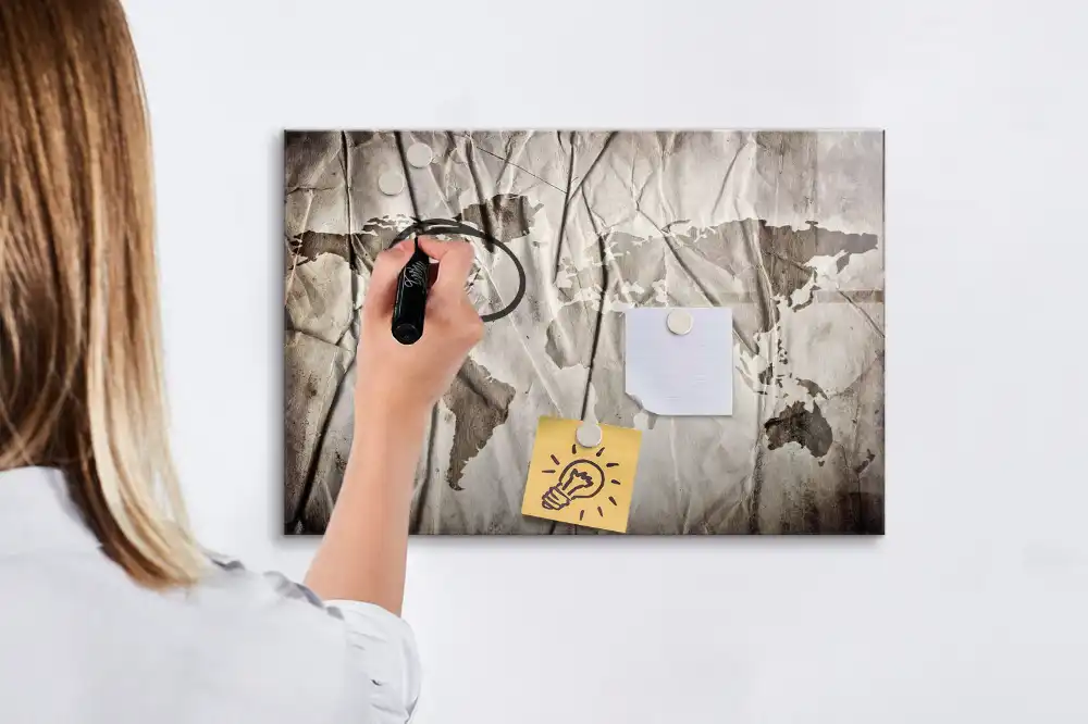 Tableau blanc magnétique effaçable à sec avec carte du monde géométrique