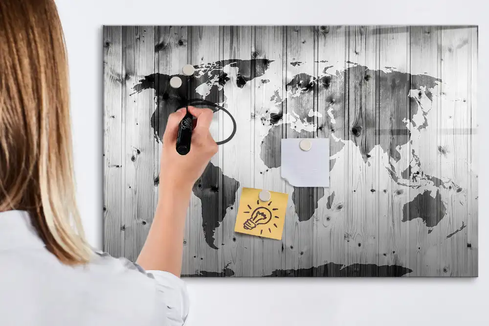 Tableau blanc magnétique effaçable à sec avec motif continents sur fond bois