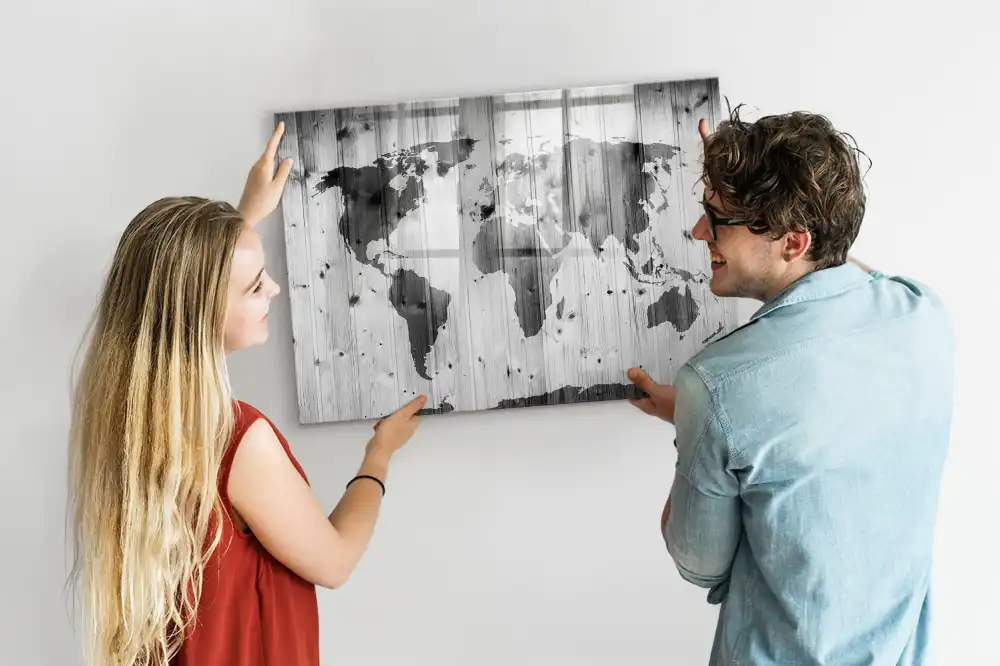 Tableau blanc magnétique effaçable à sec avec motif continents sur fond bois