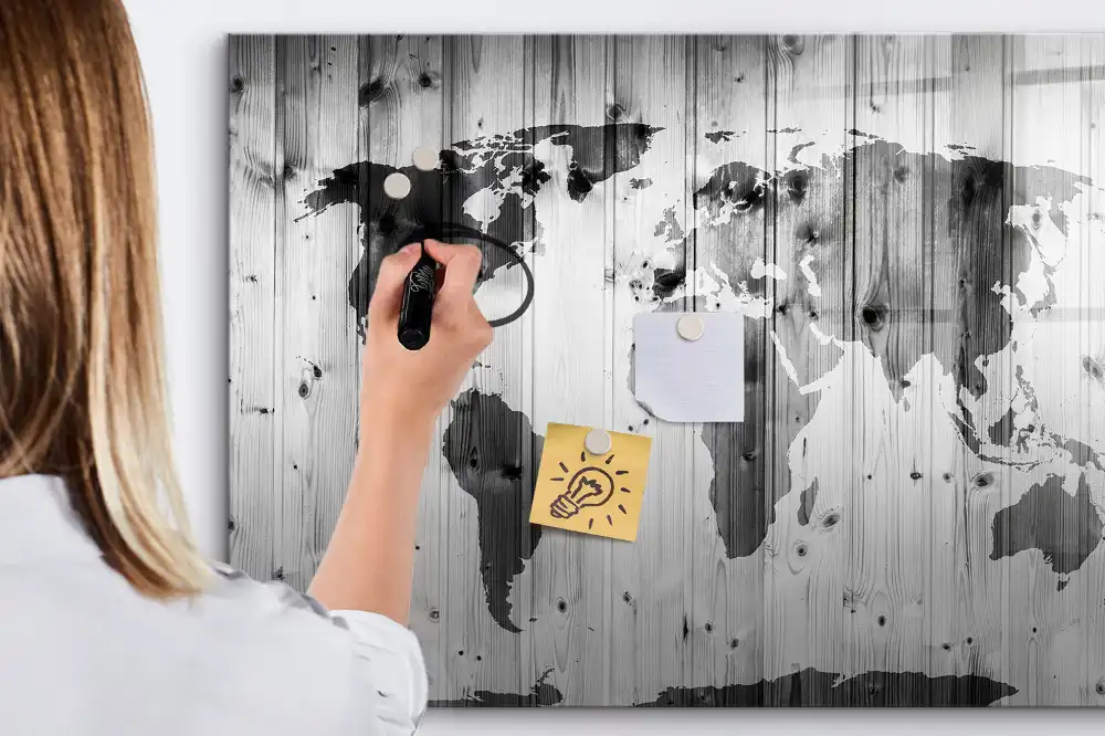 Tableau blanc magnétique effaçable à sec avec motif continents sur fond bois