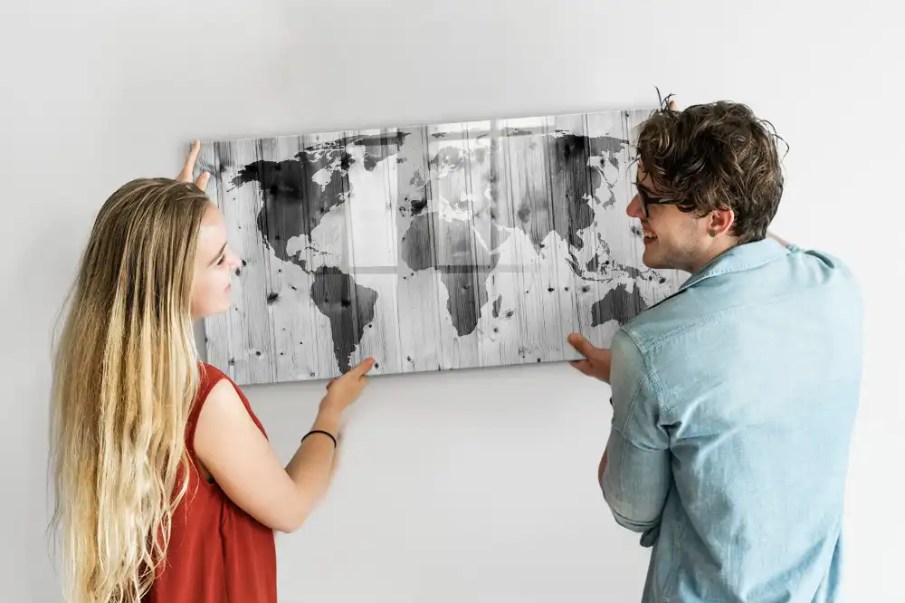 Tableau blanc magnétique effaçable à sec avec motif continents sur fond bois