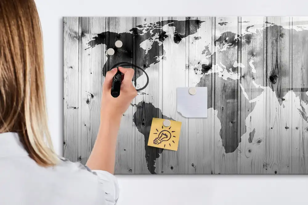 Tableau blanc magnétique effaçable à sec avec motif continents sur fond bois