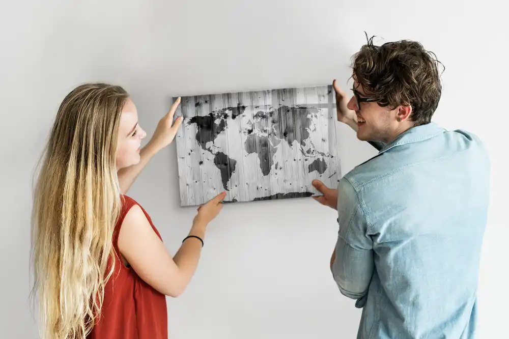 Tableau blanc magnétique effaçable à sec avec motif continents sur fond bois