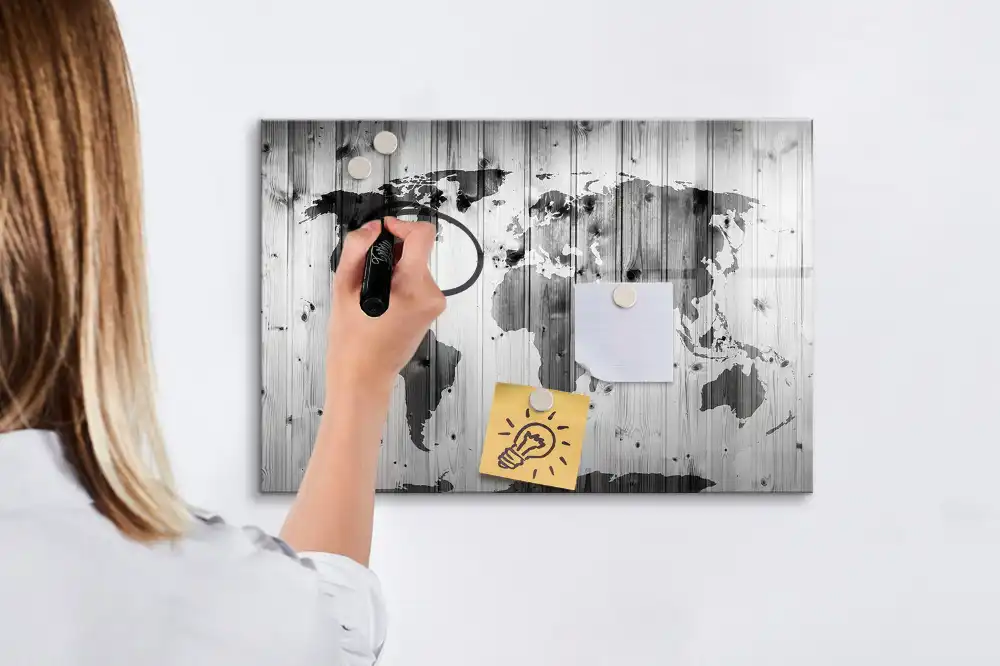 Tableau blanc magnétique effaçable à sec avec motif continents sur fond bois