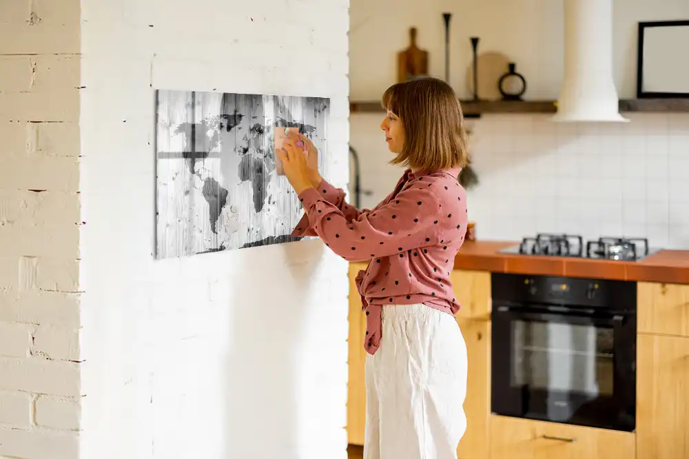 Tableau blanc magnétique effaçable à sec avec motif continents sur fond bois