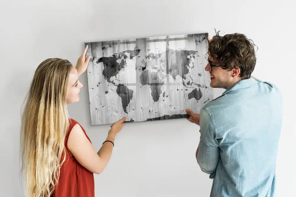 Tableau blanc magnétique effaçable à sec avec motif continents sur fond bois