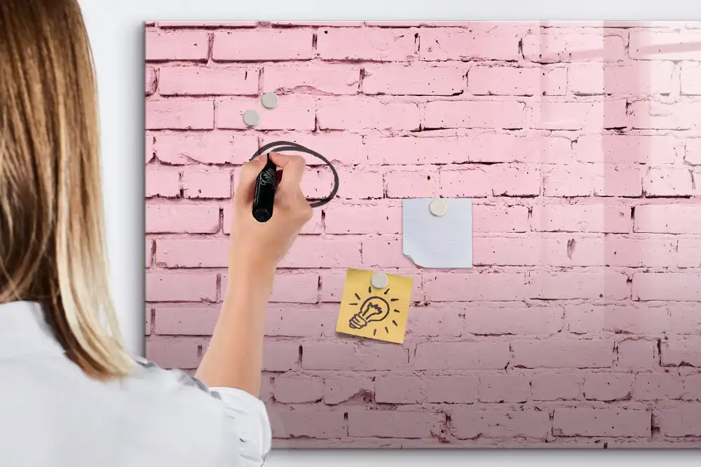 Tableau blanc magnétique effaçable à sec avec motif mur de briques rouges