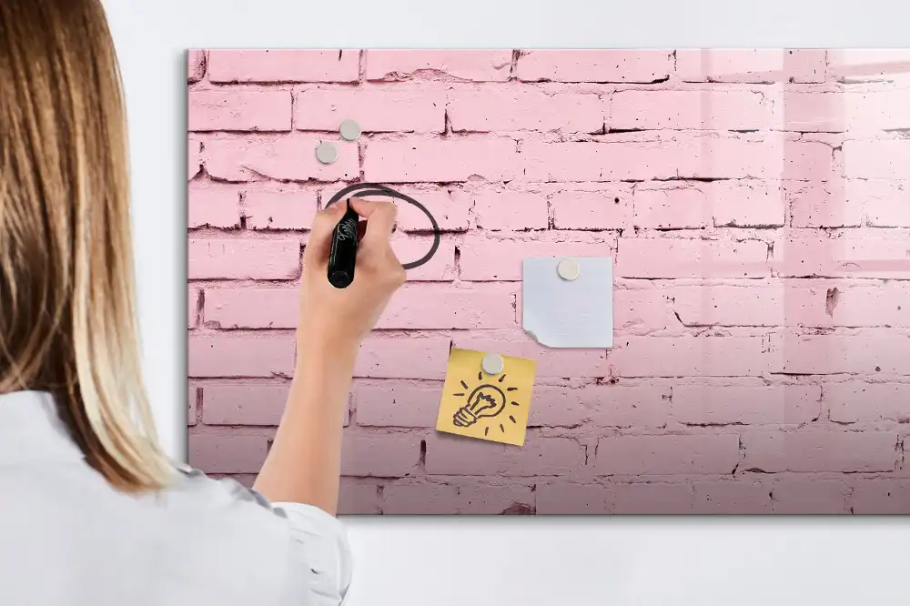 Tableau blanc magnétique effaçable à sec avec motif mur de briques rouges