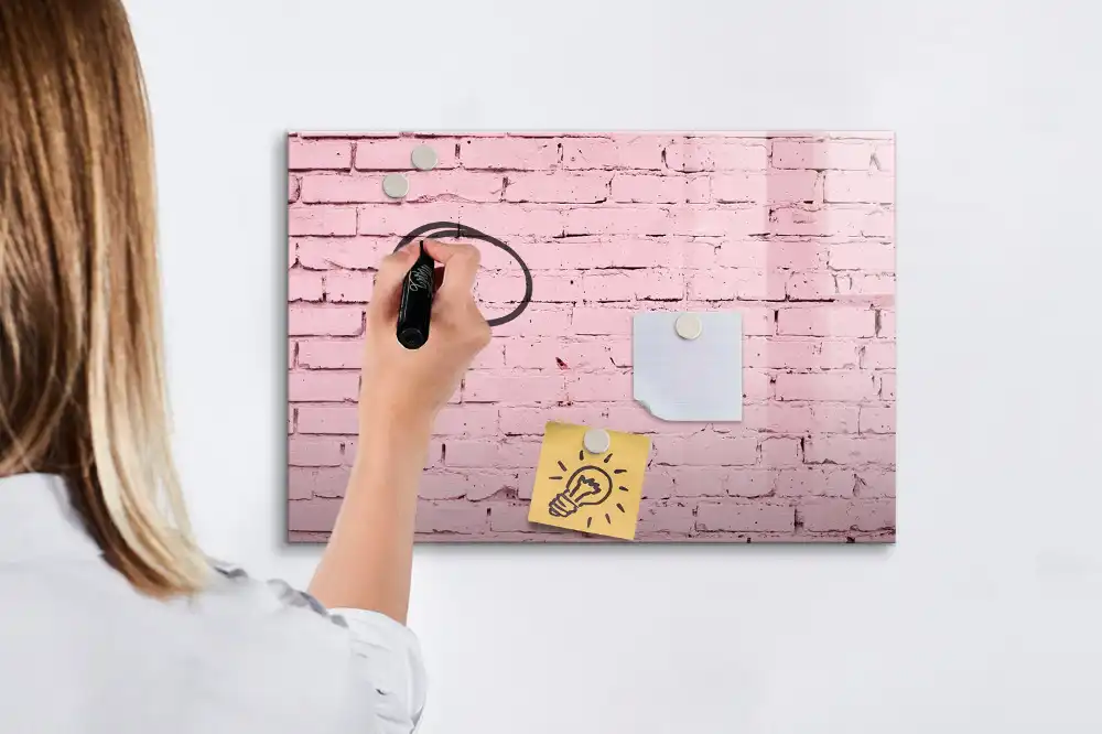 Tableau blanc magnétique effaçable à sec avec motif mur de briques rouges