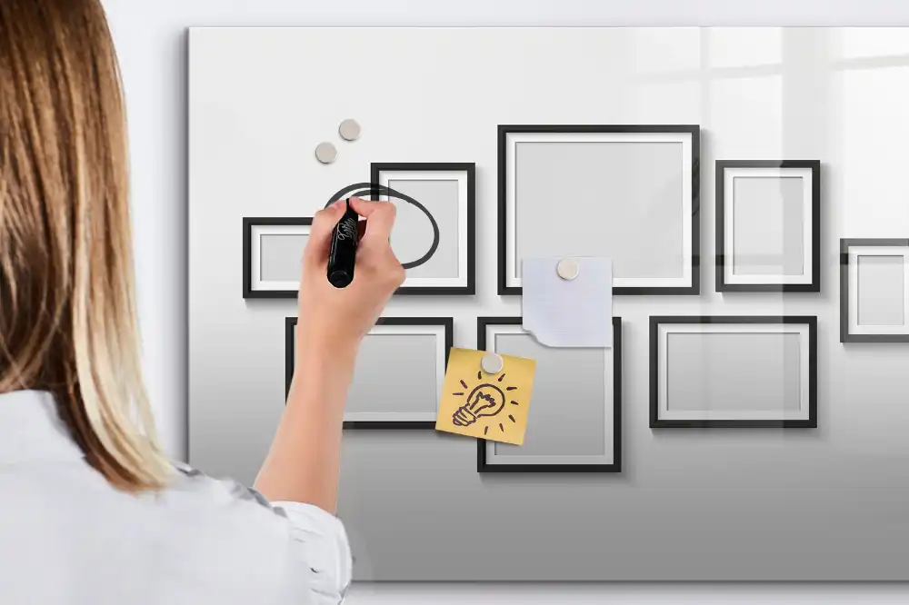 Tableau magnétique avec cadre noir
