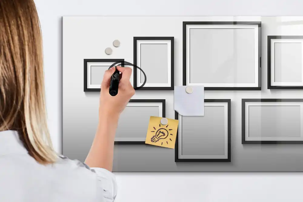 Tableau magnétique avec cadre noir