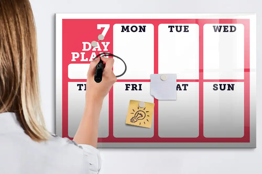 Tableau blanc magnétique effaçable à sec avec planning des tâches hebdomadaires