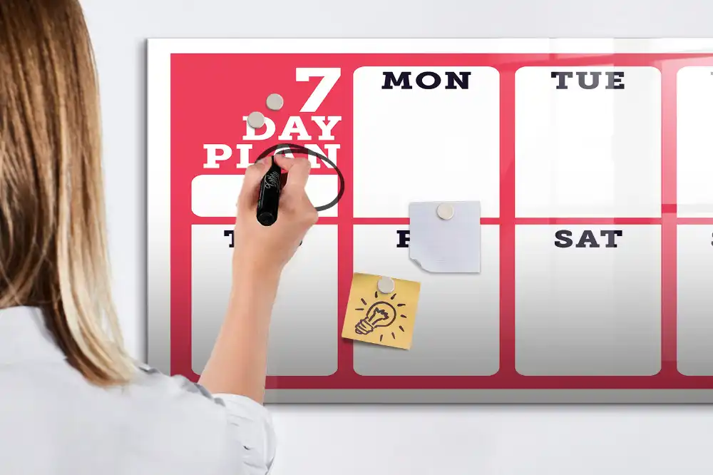 Tableau blanc magnétique effaçable à sec avec planning des tâches hebdomadaires