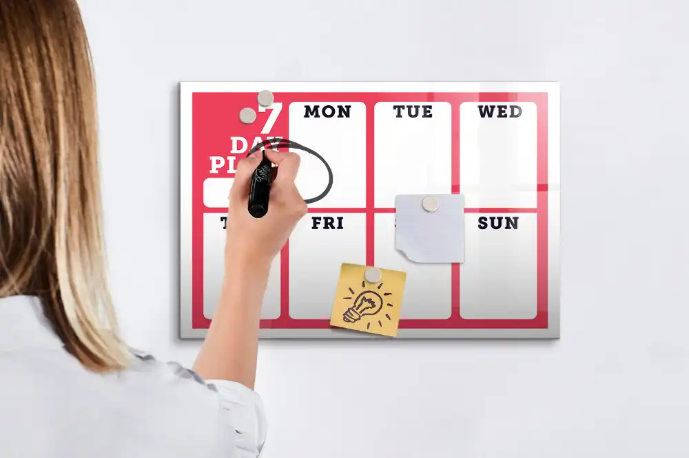 Tableau blanc magnétique effaçable à sec avec planning des tâches hebdomadaires