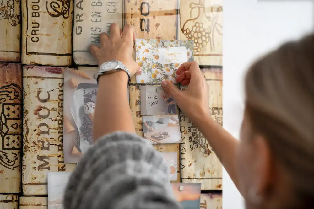 Tableau aimanté pour bouchons de vin