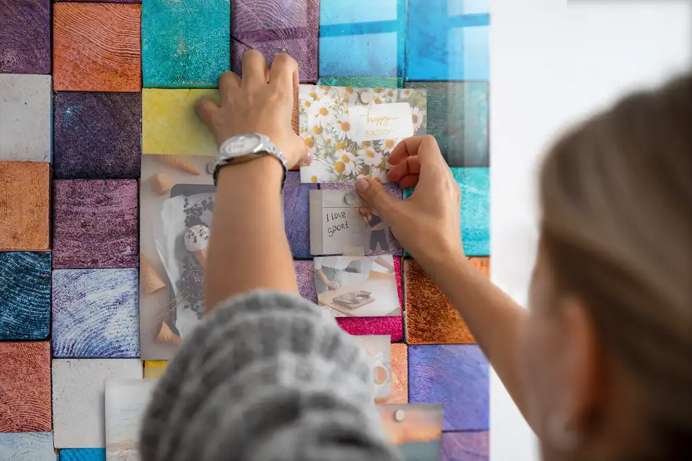 Tableau magnétique avec cubes en bois colorés
