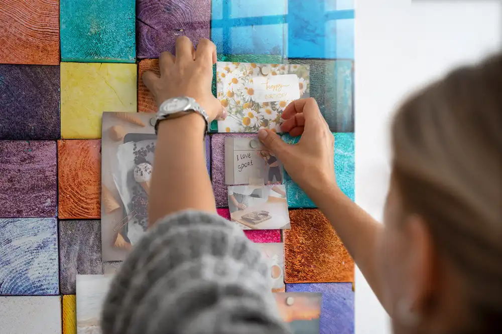 Tableau magnétique avec cubes en bois colorés