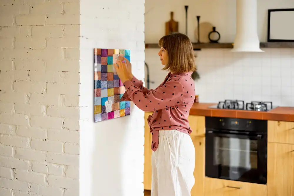 Tableau magnétique avec cubes en bois colorés