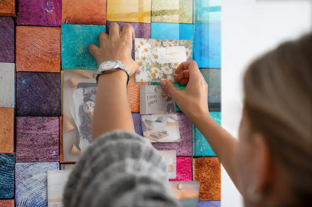Tableau magnétique avec cubes en bois colorés