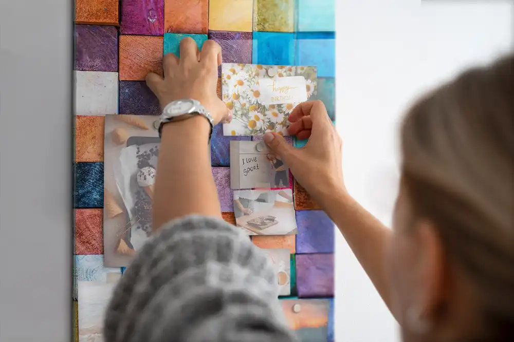 Tableau magnétique avec cubes en bois colorés