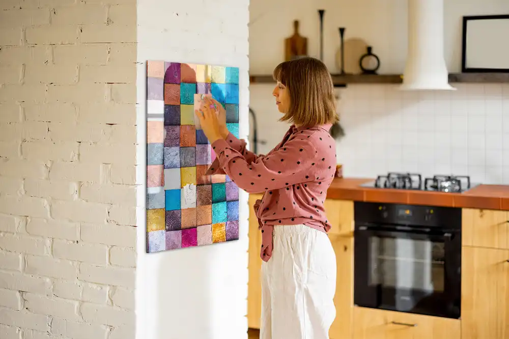 Tableau magnétique avec cubes en bois colorés