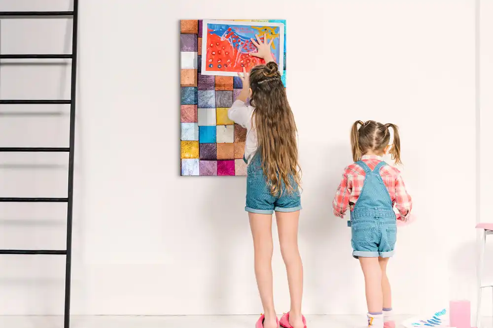 Tableau magnétique avec cubes en bois colorés
