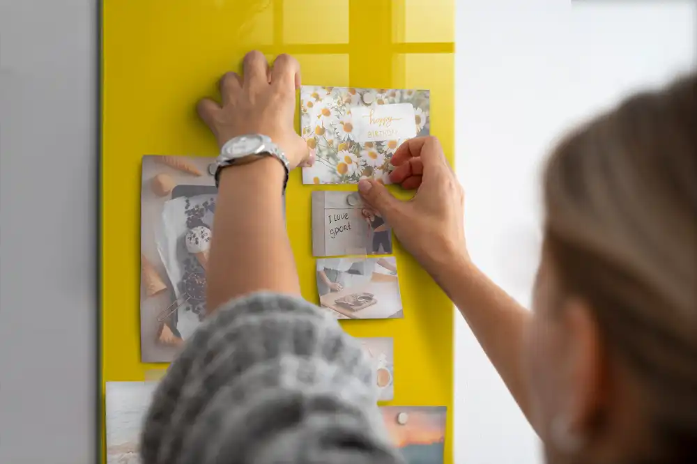 Tableau magnétique décoratif jaune clair