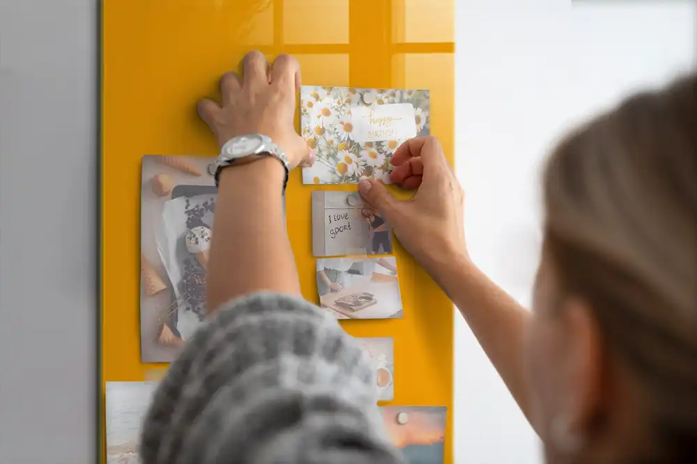 Tableau magnétique jaune doré