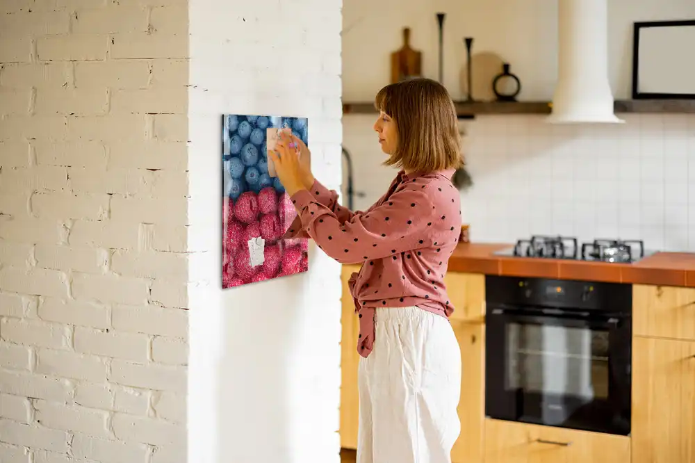 Tableau magnétique décoratif motif framboises et myrtilles