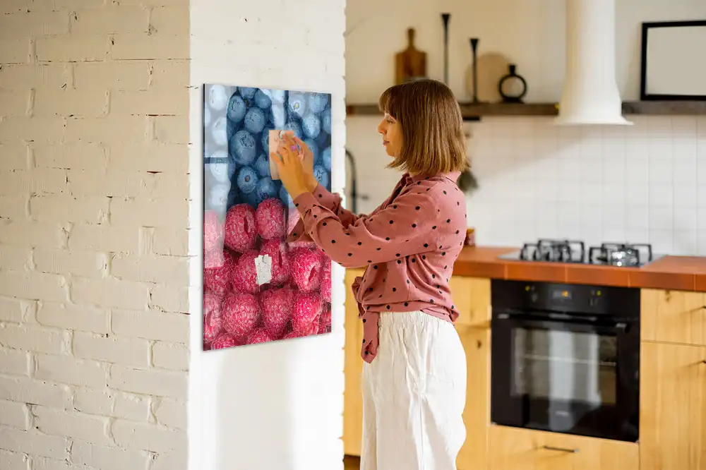 Tableau magnétique décoratif motif framboises et myrtilles