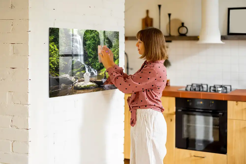 Tableau en verre magnétique motif forêt avec cascade