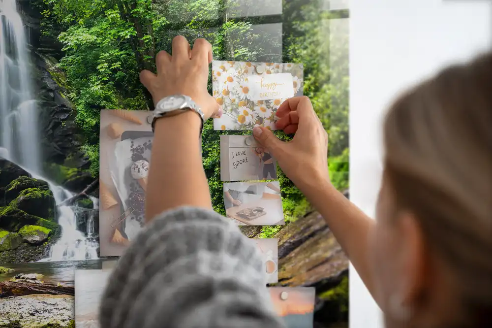 Tableau en verre magnétique motif forêt avec cascade