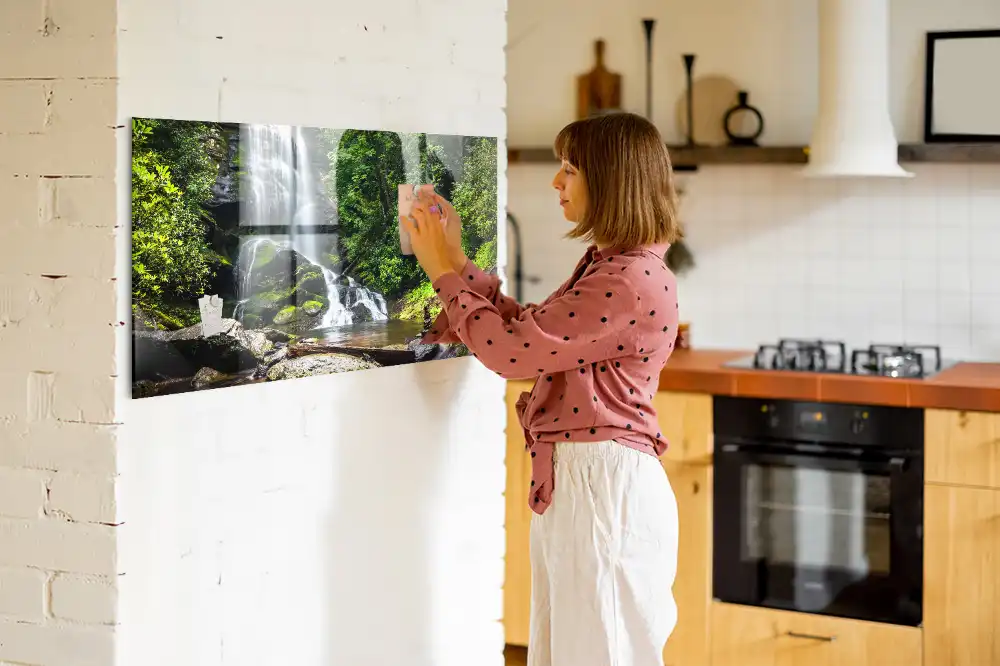 Tableau en verre magnétique motif forêt avec cascade